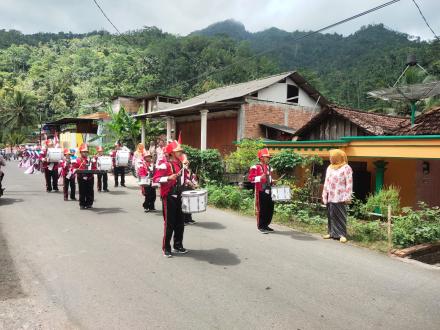 Lomba Drumband SD/MI dan Gerak jalan Umum Desa Besuki